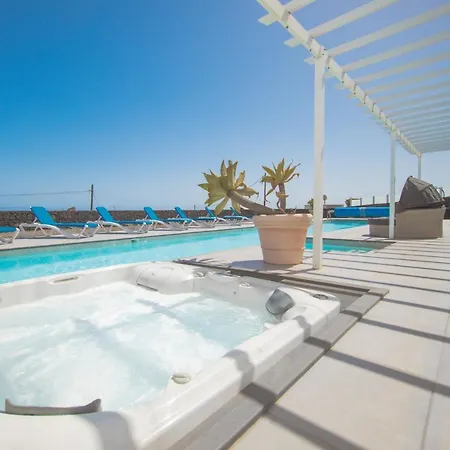 Vakantiehuis Casa Private 25m Heated Pool With Hydraulic Mobility Lift *